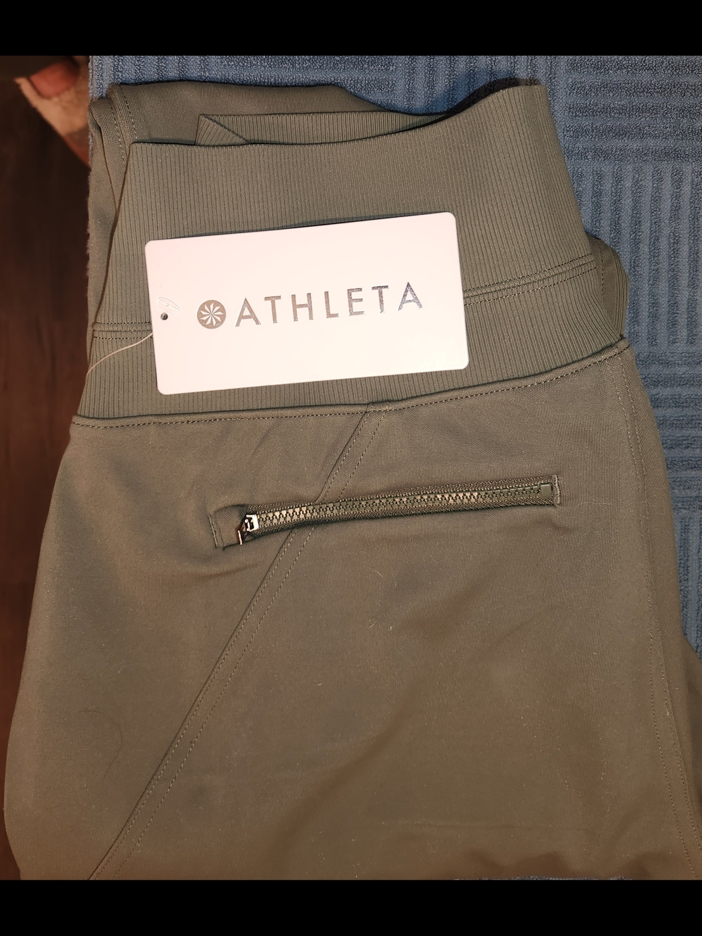 NWT: Athleta VENICE JOGGERS. Olive Green. Active Pants wITH zipper pockets.